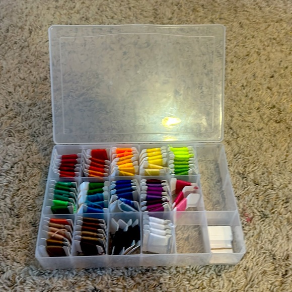 this is a clear container of tread to make bracelets and crafts - Picture 2 of 2